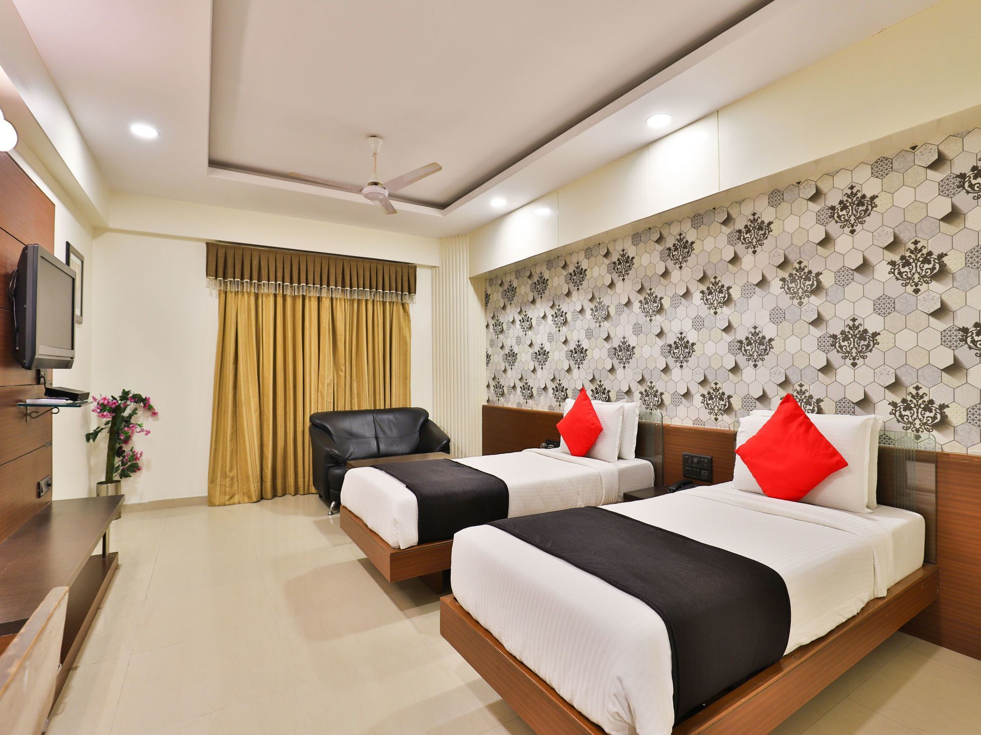Capital O 15537 Dev Corporate Hotel Ahmedabad Eksteriør billede